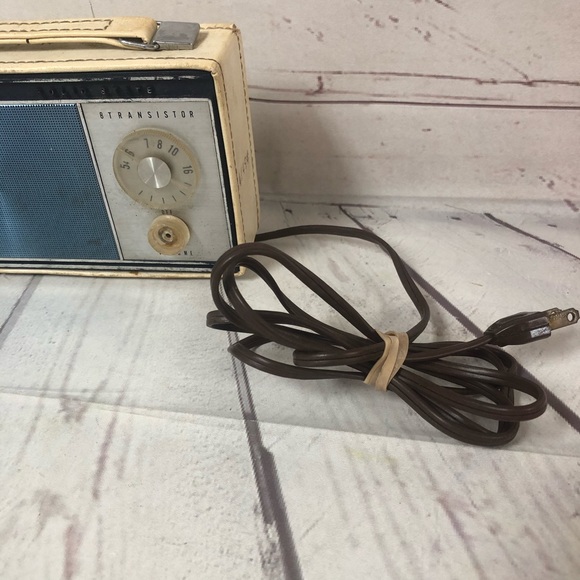 Vintage Lloyd's 8 Transistor AC/Battery Radio - Picture 3 of 13